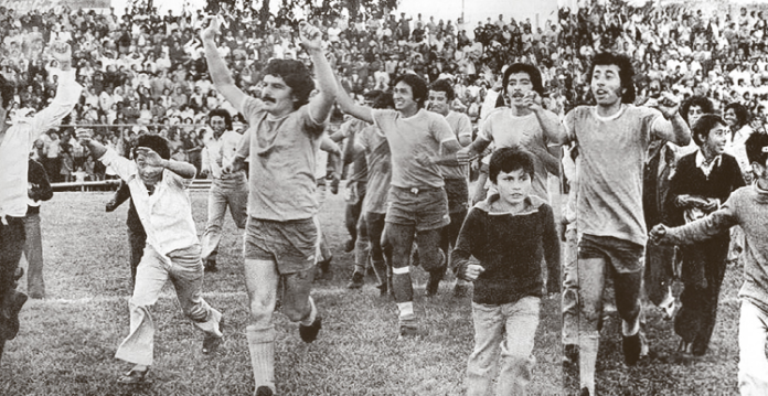 Gabriel Gallardo liderando la batuta célebre del ascenso a Primera.