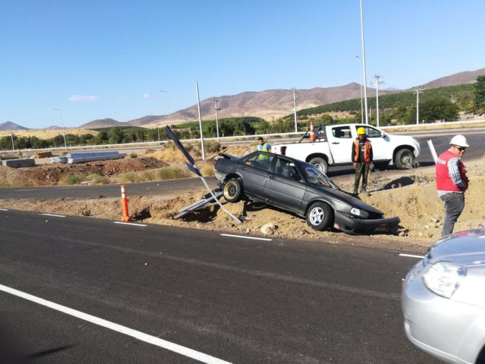 A un costado de la ruta quedó el automóvil.