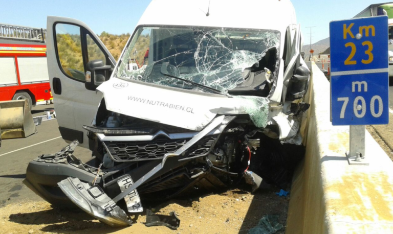 Unos 50 metros siguió avanzando la camioneta luego del impacto inicial con los separadores de concreto