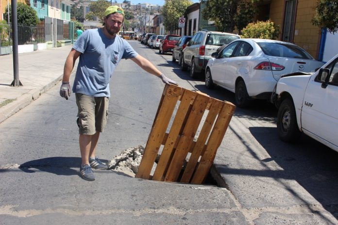 El socavón quedó a la mitad de la calle, representando un peligro para el paso vehicular