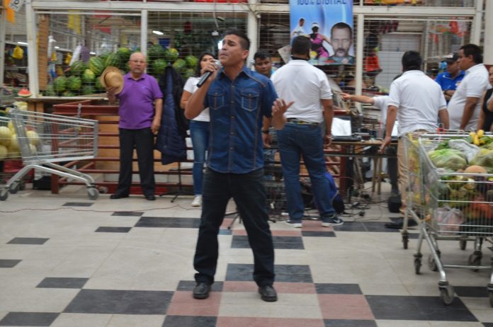 Uno de los cantantes que animó la jornada solidaria fue César Ponce.