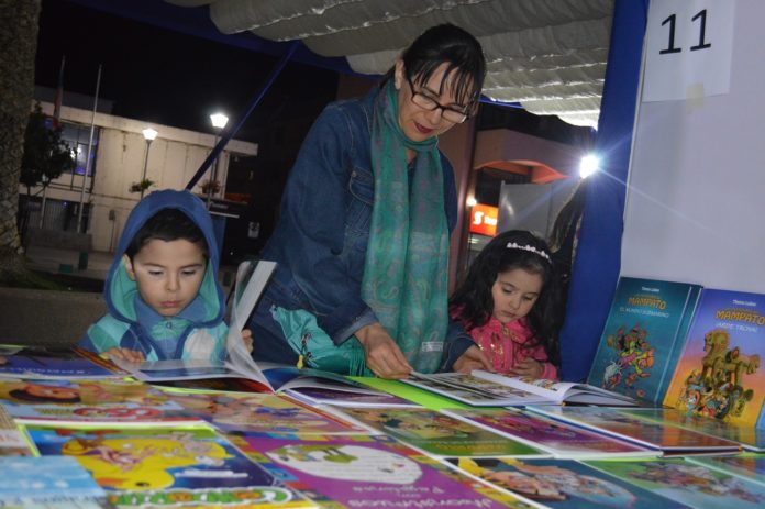 Lectores de todas las edades disfrutan de la Feria del Libro inaugurada ayer. Hoy comienzan los talleres.