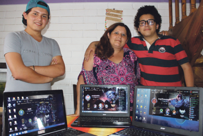 LA FAMILIA ROJAS-CÁCERES en pleno, quien junto al padre conforman un equipo gamer de League of Legends (Lol) en Ovalle.