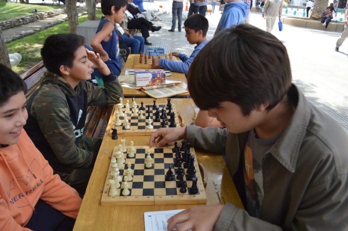 “A los que se inician le hemos enseñado los aspectos básicos del juego y lograr el ansiado jaque mate. Logrando esto, pueden competir en torneos” José Araya Profesor de ajedrez