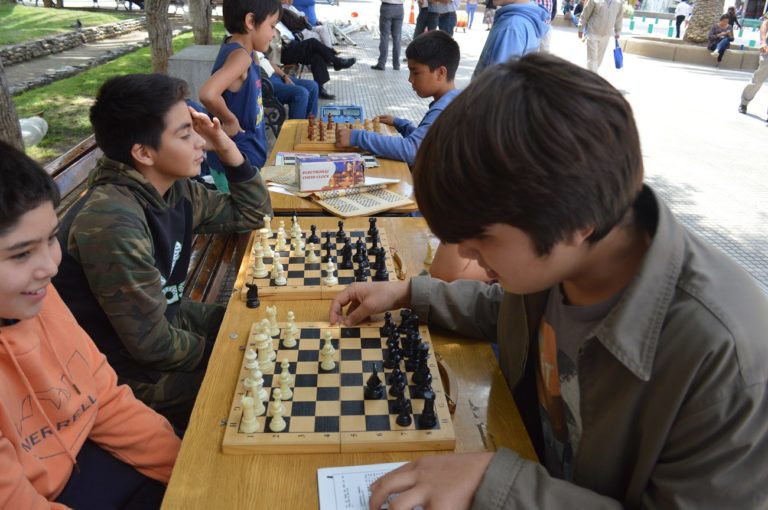 “A los que se inician le hemos enseñado los aspectos básicos del juego y lograr el ansiado jaque mate. Logrando esto, pueden competir en torneos” José Araya Profesor de ajedrez