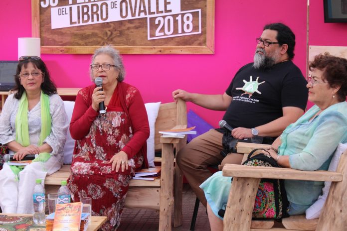 Erna Aros y los escritores que participaron en el libro.