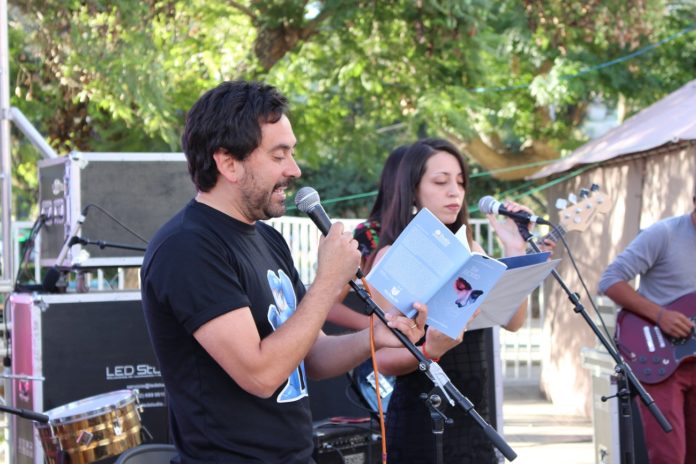 Con la participación de un grupo musical, las letras de su libro “Sin Recreo”, Sebastián Vergara compartió algunos pasajes de los relatos contenidos en su libro.