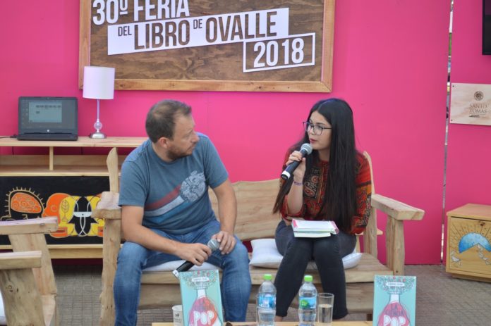 Gabriel León autor del Libro “La Ciencia Pop” y Camila González presentadora, charlan sobre la obra del autor. (FOTO: VIVIANA BADILLA)