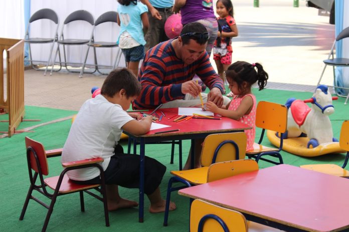 Niños compartiendo con sus padres en los talleres