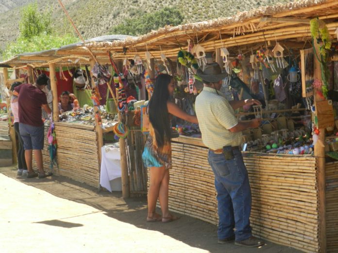 Puestos de artesanía están disponibles también en la comunidad, cuyos objetos han sido realizados por los propios comuneros. (FOTO: CEDIDA)