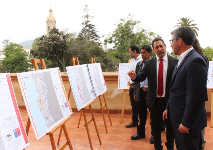 El seremi de Energía, Marcelo Salazar, explica al intendente Claudio Ibáñez, los lugares que reúnen mejores condiciones en la región para desarrollar proyectos de ERNC.