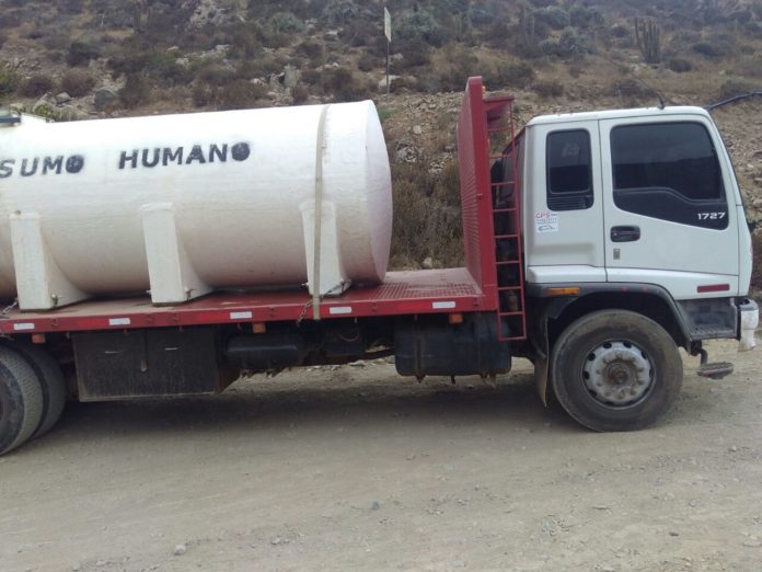 Camión aljibe que abastece a la localidad con agua potable.