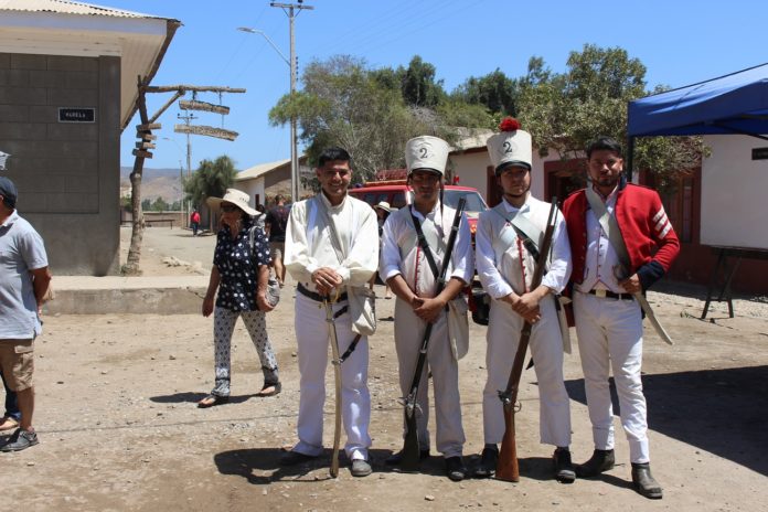 De izquierda a derecha Héctor Sepúlveda, Ricardo Sáez, Alfonso Leonidas y Eduardo Pérez interpretaron la Batalla de Barraza, rememorando a los valientes soldados que lucharon en el sector de Salala por la independencia del país.