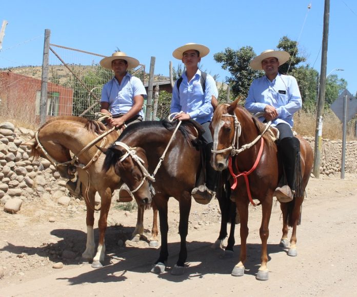 Al más puro estilo de Pasión de Gavilanes se paseaban los pobladores de Barraza, de izquierda a derecha Bayron Campos, Jairo García y Daniel Campos