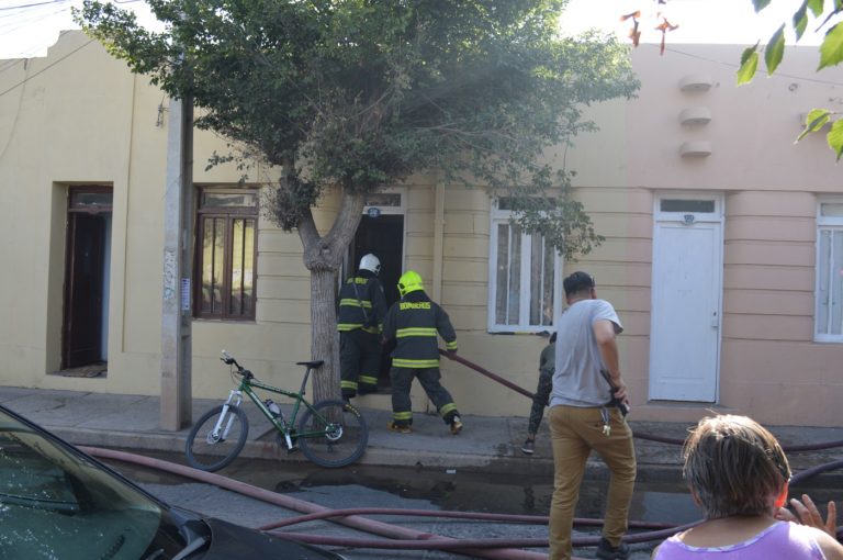 Bomberos necesitaron de tres camiones bombas para sofocar las llamas