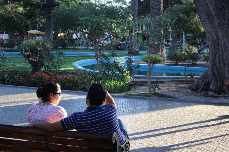 La plaza siempre es el lugar de encuentro para las parejas de todas las edades que llegan día a día, pero que se multiplican durante este 14 de febrero.