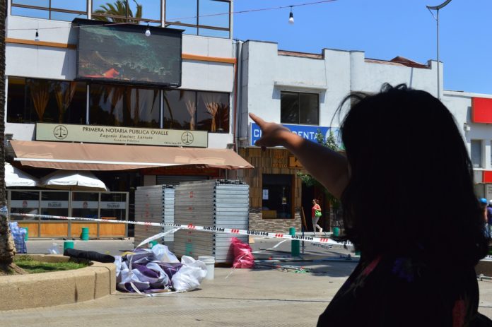 Los ciudadanos que caminan por la Plaza de Armas se muestran interesados en lo que transmite la pantalla gigante