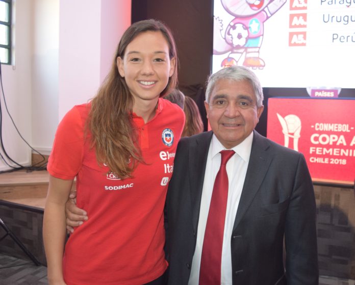 La capitana de la selección nacional estuvo presente en el sorteo de los grupos, Christiane Endler junto al alcalde de la ciudad Claudio Rentería.