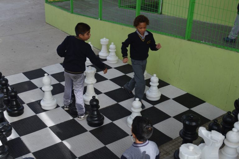 El recreo de la Escuela Guardiamarina Riquelme cuenta con diversos implementos para que los estudiantes compartan y tengan una sana convivencia