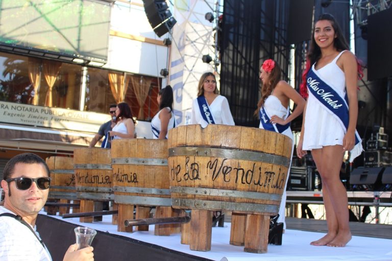 La tarde de ayer se vivió uno de los momentos más esperados: el pisado de uva. En la competencia participaron las candidatas a Reina de la Vendimia. Foto: Kamila M.