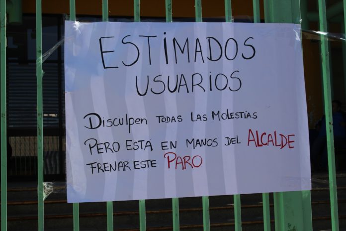 Carteles en el frontis del consultorio Marcos Macuada informaron del paro de 48 horas, el que culminará este martes.