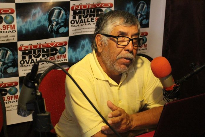 Jaime Rojas participa del espacio informativo de la Radio Nuevo Mundo 88.9 FM. Crédito: Kamila M.