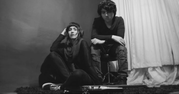 El dúo ovallino está compuesto por Paula Martínez (bajo/sintetizadores) y Francisco Hofmann (voz/guitarra)