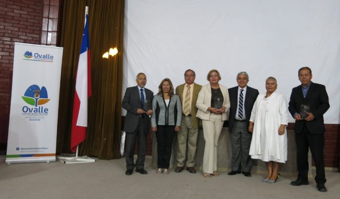 Los establecimientos distinguidos recibieron las felicitaciones por alcanzar la excelencia académica en el Sistema Nacional de Evaluación de Desempeño (SNED).