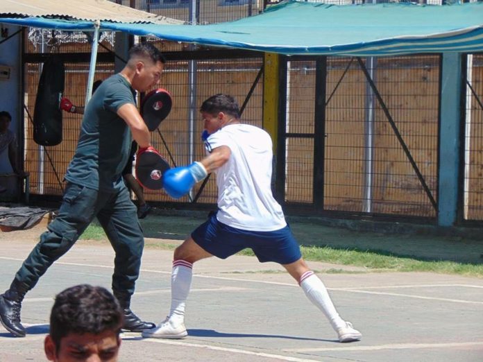 José Flores es el encargado de entrenar a estos jóvenes e incluso en el recinto penitenciario imparte algunas clases a reclusos que pronto podrán participar de su propio torneo.