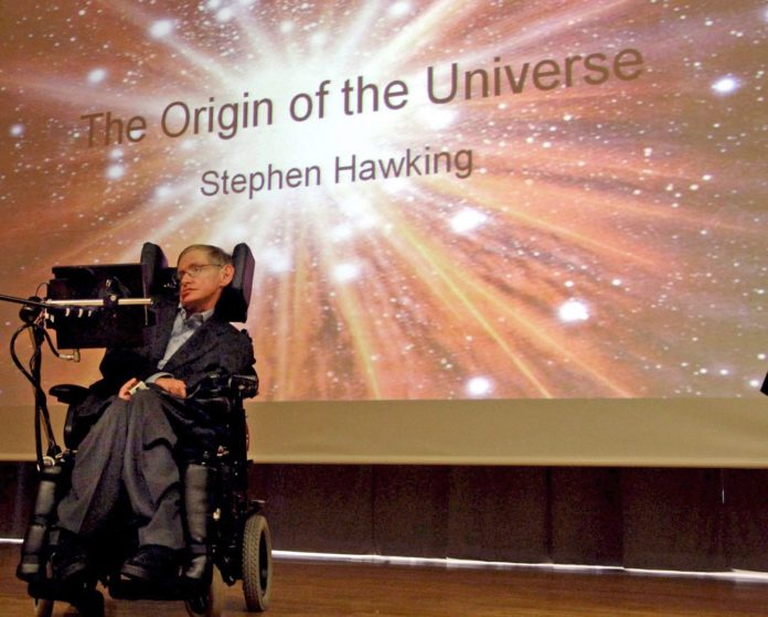 2005.- El físico británico Stephen Hawking, en su silla de ruedas frente a una pantalla que muestra el título de su conferencia en la Universidad Freien de Berlín