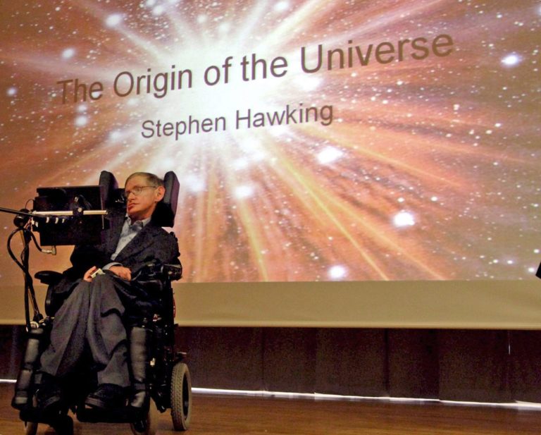 2005.- El físico británico Stephen Hawking, en su silla de ruedas frente a una pantalla que muestra el título de su conferencia en la Universidad Freien de Berlín