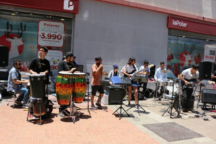 El colectivo también ha dado presentaciones del tipo intervención urbana, esta iniciativa contó con respaldo del municipio.