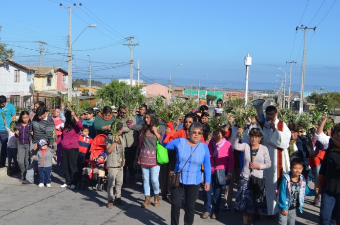 Los fieles participan activamente en las ceremonias