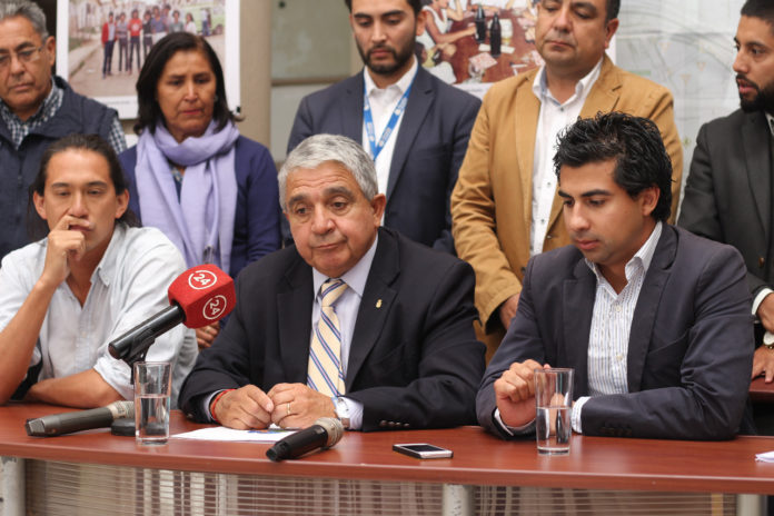 El alcalde Claudio Rentería explicó en conferencia de prensa el motivo de la decisión, entre sollozos. (Foto: Ignacio Zuleta Pereira)