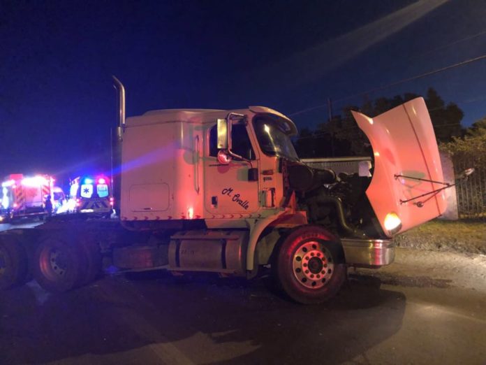 En el accidente estuvieron involucrados un camión y un vehículo menor