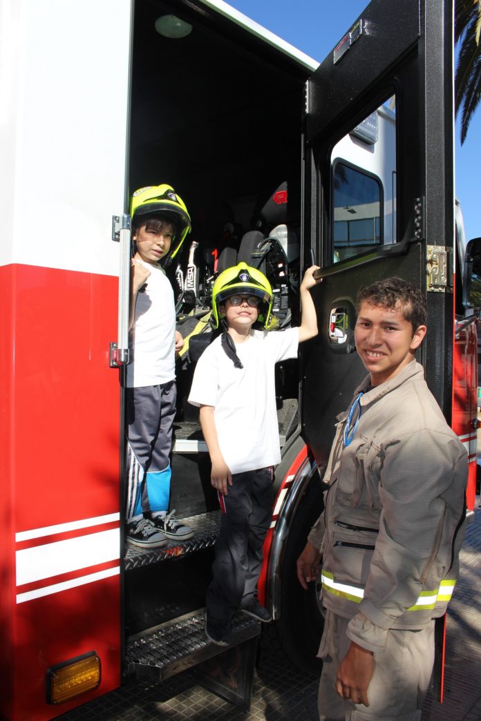 Los niños se tomaron fotos y conocieron los modernos camiones B-4 y BX-1 de los bomberos