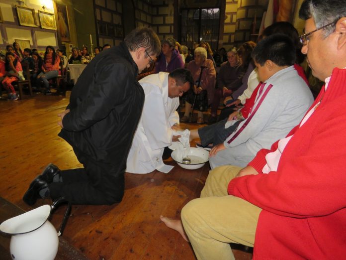 Hoy se celebra el tradicional lavado de pies y la Última Cena de Jesús con sus apóstoles