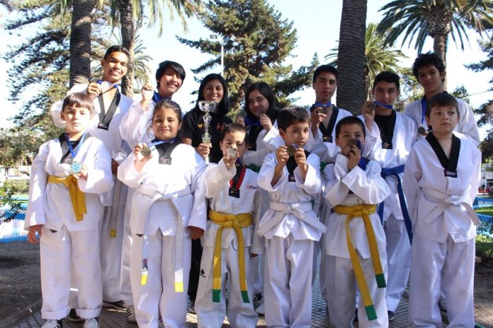 Los taekwondistas locales lucieron sus medallas y trofeo conseguidos en Viña del Mar.