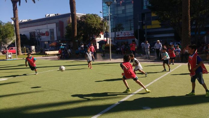 La cancha portátil se ha trasladado a diferentes establecimientos educacionales de la comuna