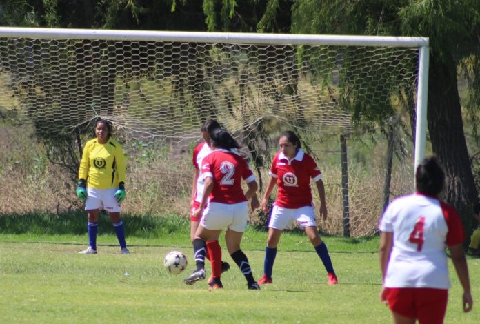 Son cerca de 15 clubes de fútbol femenino los que existen en la zona en la actualidad. (Foto: Rodolfo Pizarro)