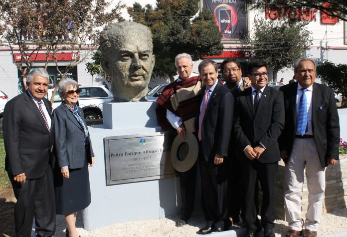 El nuevo busto se encuentra en la alameda local, en el bandejón entre las calles Vicuña Mackenna e Independencia