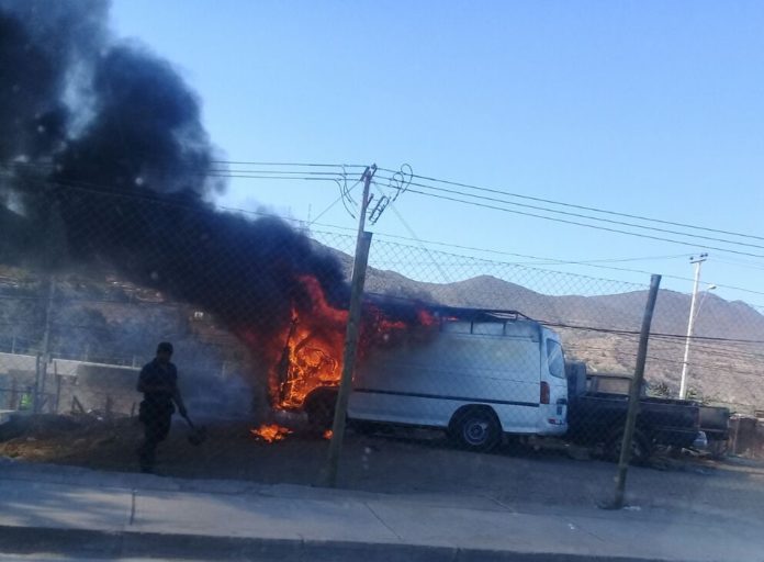 El fuego consumió buena parte del furgón.