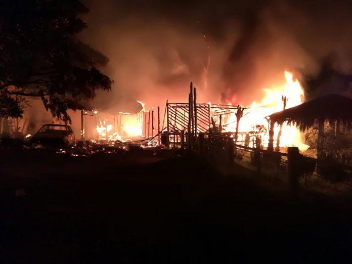 Tres compañías de Bomberos trabajaron para controlar el incendio, sin embargo la vivienda se quemó completamente