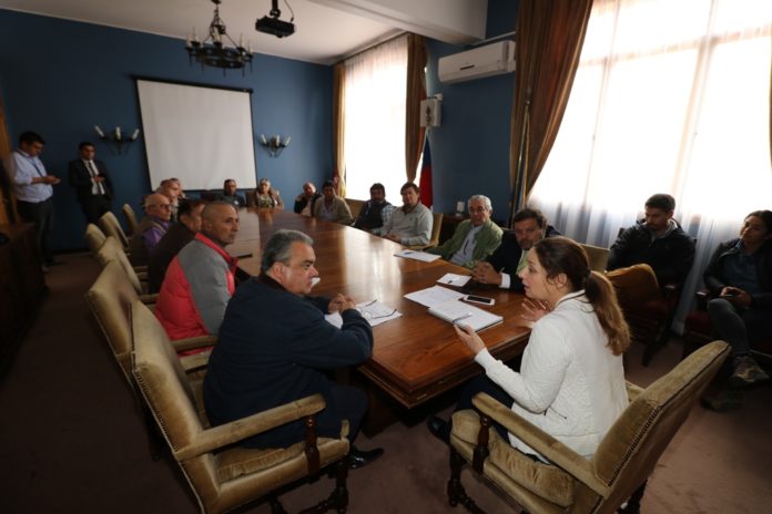 Gremios y representantes de la pequeña minería se reunieron con la intendenta regional Lucía Pinto, para conversar sobre los desafíos del rubro