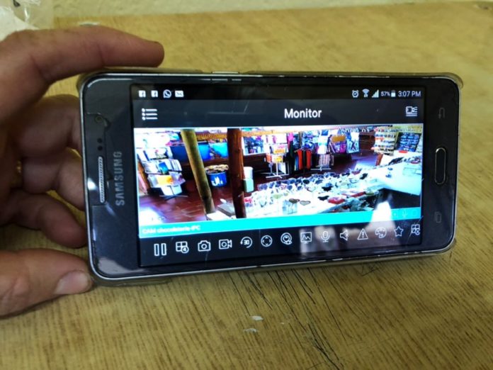 Desde un celular se pueden captar las imágenes de la cámara y se pueden compartir los videos por whatsapp con otros comerciantes del barrio