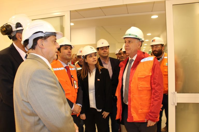 El ministro de Salud, Emilio Santelices recorrió la obra y constató el avance. Diversas autoridades participaron del recorrido por las nuevas instalaciones del futuro hospital.