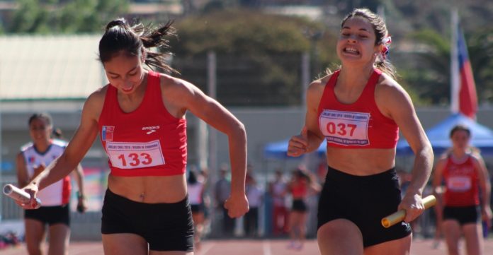 Belén Tello (derecha) estuvo a pocas centésimas de obtener un nuevo oro para la región en la posta 4x100 femenino. (Foto: Rodolfo Pizarro)