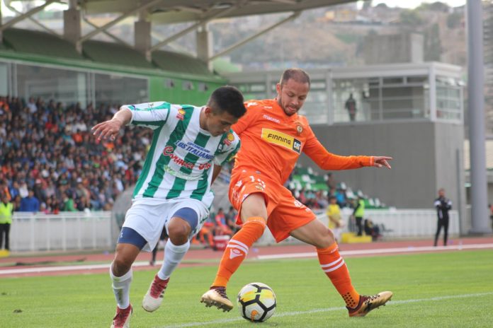 El delantero Cristián Peñaranda sería titular en Calama para enfrentar a Cobreloa. El plantel viajó por tierra al mediodía de ayer. (Foto: Leonel Pizarro)