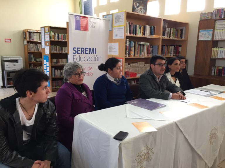 El concurso literario está orientado a los estudiantes de establecimientos de la educación pública - municipales y particulares subvencionados de las tres provincias de la región