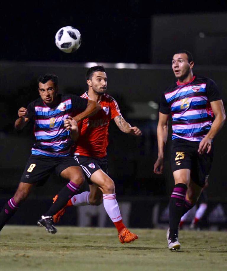 Maxi (a la izquierda) defiende los colores del Miami United, que a comienzos de años disputó un amistoso ante River Plate.